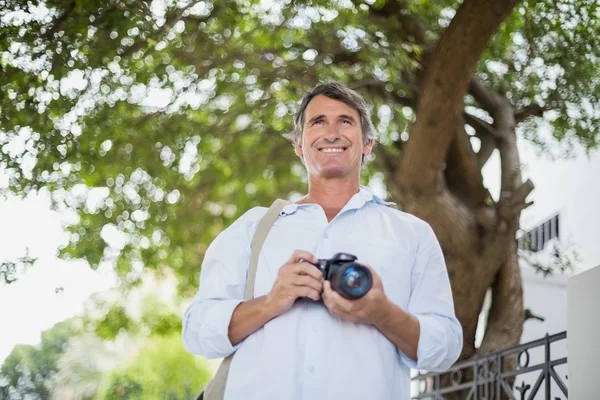 Šťastný muž s kamerou — Stock fotografie