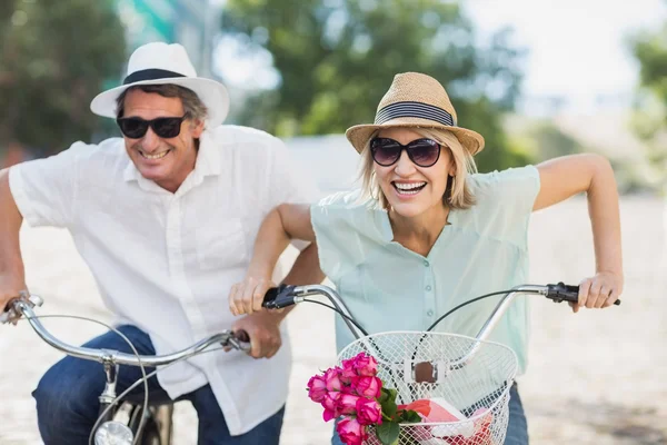 Smiling couple ridding bikes — Stock Photo, Image