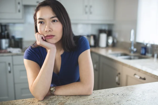 Frau tagträumt in Küche — Stockfoto