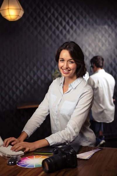 Ontwerper vrouw die op de computer werkt — Stockfoto