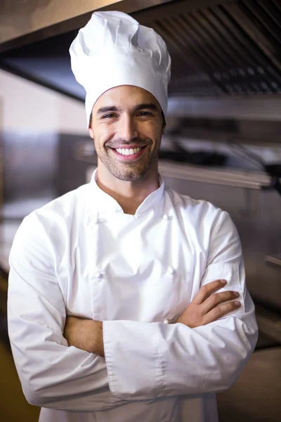 Knappe chef-kok in commerciële keuken — Stockfoto