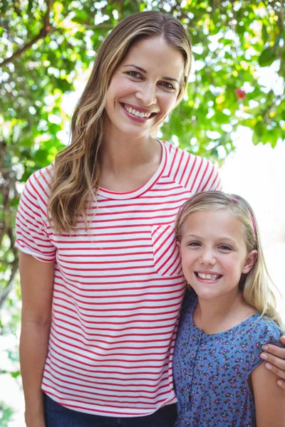 Mother and daughter with arm around — Stock Photo, Image