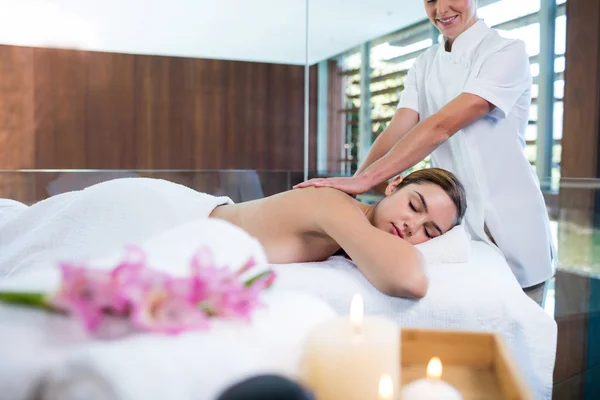 Femme recevant massage du dos — Photo