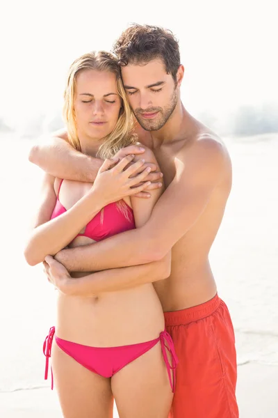 幸福的情侣在沙滩上拥抱 — 图库照片
