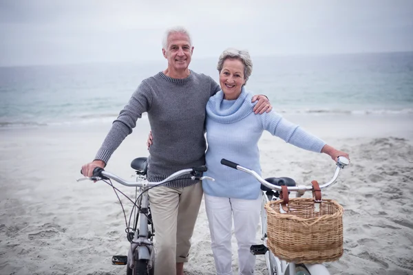 Lyckliga äldre par med deras cykel — Stockfoto