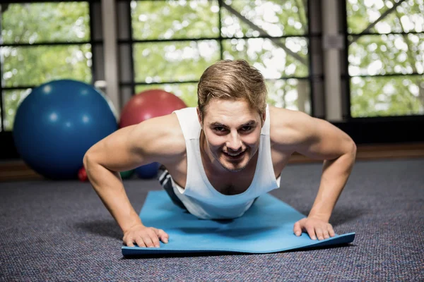 Glücklicher Mann macht Liegestütze — Stockfoto