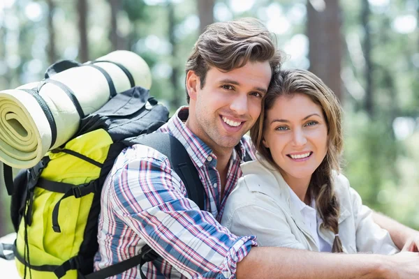 Jonge paar ontspannende glimlachen — Stockfoto