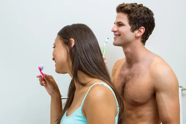 Koppel het borstelen van hun tanden in de badkamer — Stockfoto