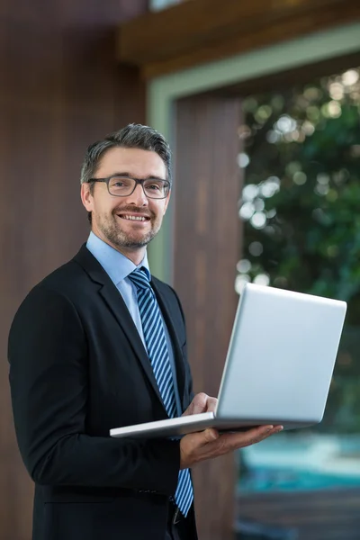 Geschäftsmann mit Laptop — Stockfoto