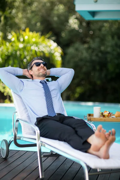 Homem inteligente relaxante na espreguiçadeira — Fotografia de Stock