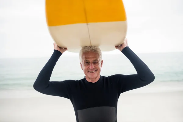 Senior man bedrijf surfplank — Stockfoto