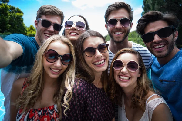 Y vänner poserar för en selfie — Stockfoto