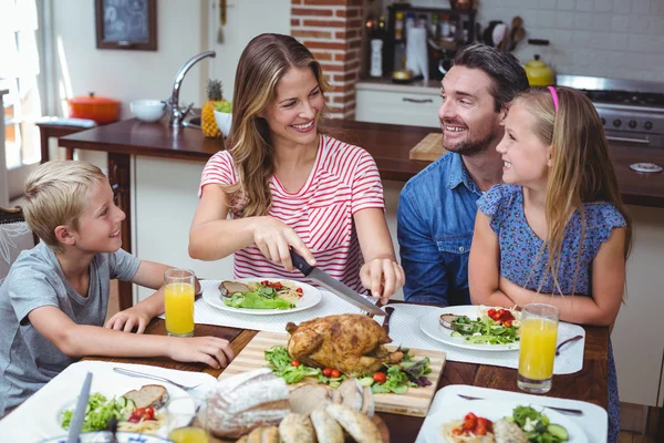 Lachende familie vieren thanksgiving — Stockfoto