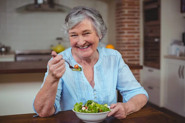 Femme ayant salade de légumes — Photo