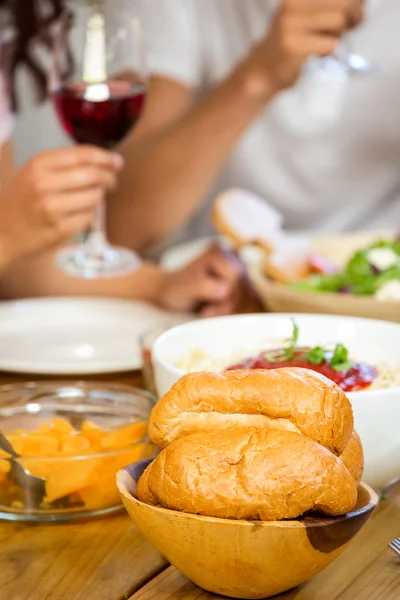 Tigela com pães na mesa — Fotografia de Stock