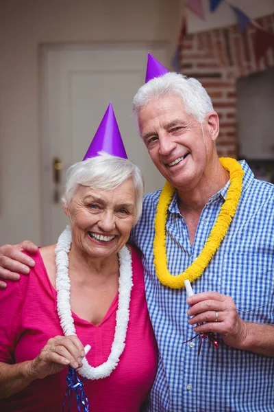 Couple holding party horns — Stock Photo, Image