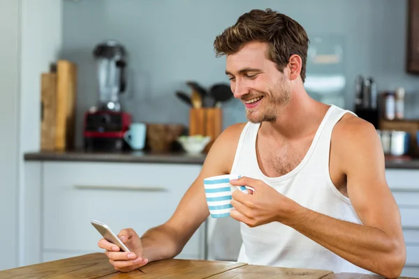 Homme utilisant un téléphone mobile — Photo