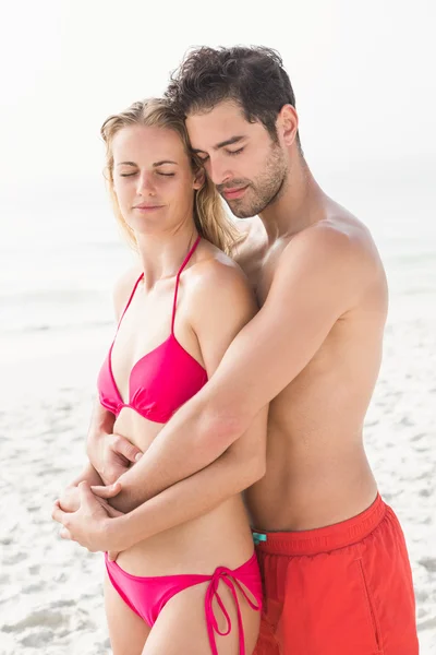Casal feliz abraçando na praia — Fotografia de Stock