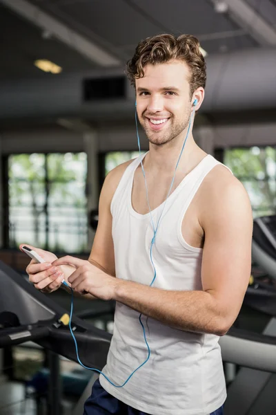 Man lyssnar på musik på löpband — Stockfoto