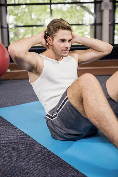 Man doing abdominal crunches — Stock Photo, Image