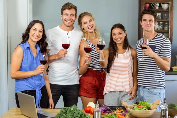 Amigos segurando copos de vinho — Fotografia de Stock