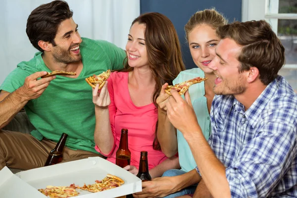 Счастливые друзья едят пиццу — стоковое фото