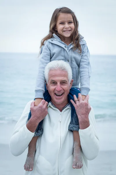 Grand-père portant petite-fille — Photo