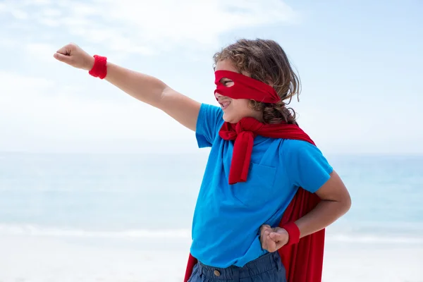 Мальчик в костюме супергероя делает вид, что летает — стоковое фото