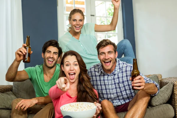 Amigos sonrientes disfrutando de fiesta —  Fotos de Stock