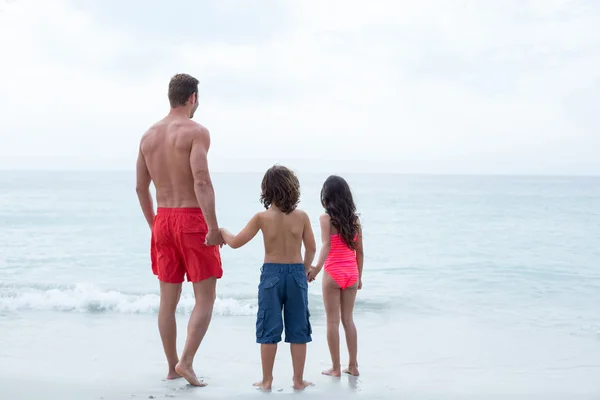 Pappa med barn på stranden — Stockfoto