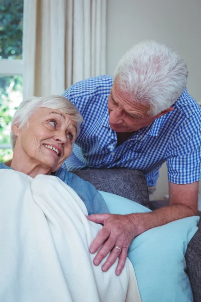 Senior man talking to ill wife — Stock Photo, Image