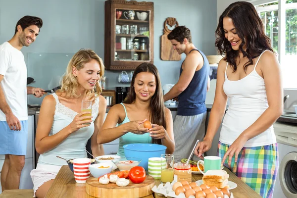 Freunde kochen gemeinsam Essen — Stockfoto