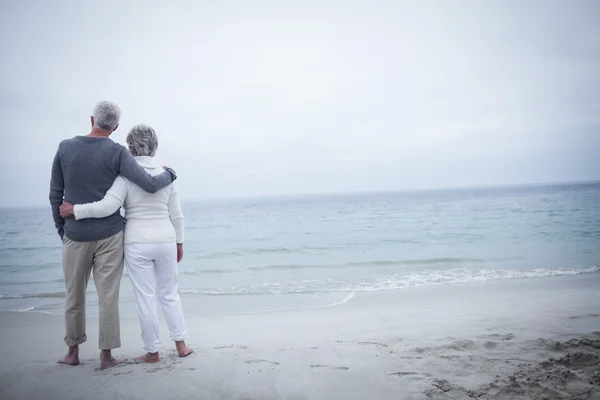 Senior koppel omarmen op strand — Stockfoto