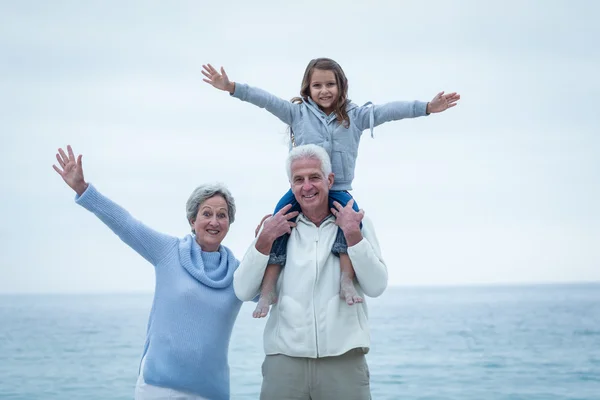 Grand-parents et petite-fille avec les bras tendus — Photo