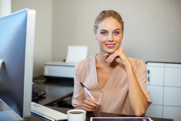 Mujer de negocios sonriente en el cargo —  Fotos de Stock