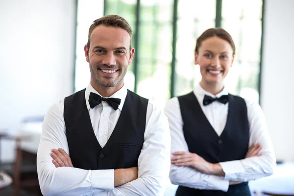 Equipe de espera sorrindo para a câmera — Fotografia de Stock