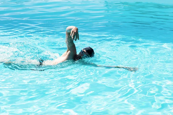 Dopasowanie pływak robi Kraul — Zdjęcie stockowe