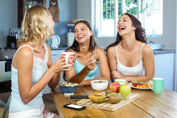 Glada vänner med frukost — Stockfoto