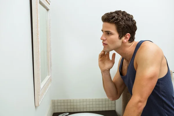 Hombre revisando rastrojos en el baño — Foto de Stock