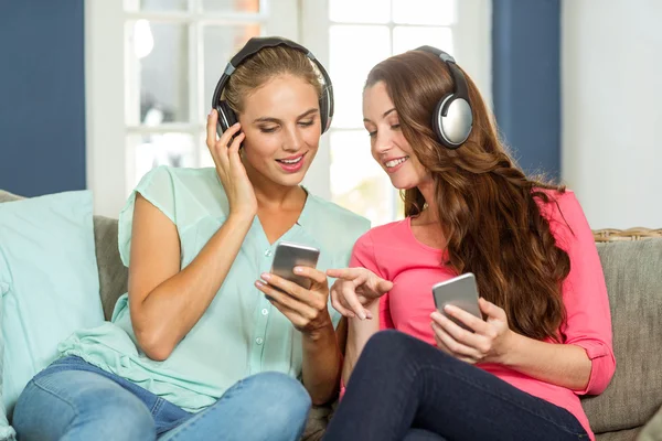 Vänner håller mobiltelefoner — Stockfoto