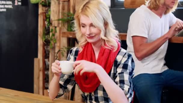Клиенты пьют кофе и используют планшеты — стоковое видео