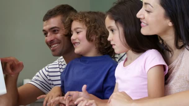 Familia usando la computadora juntos — Vídeo de stock