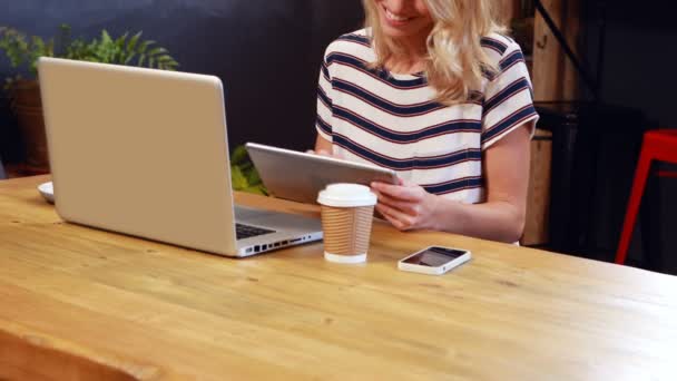 Vrouw die koffie drinkt en tablet gebruikt — Stockvideo