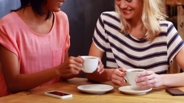 Amigos bebiendo café y mirando el teléfono inteligente — Vídeo de stock