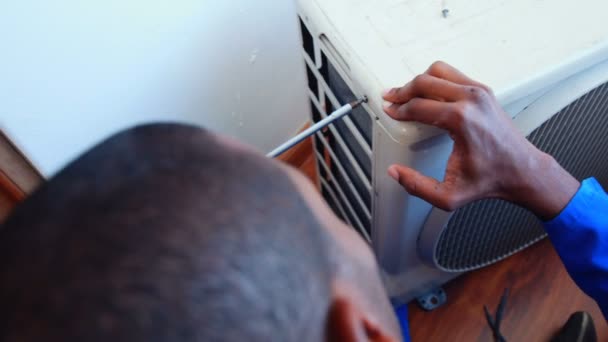 Repairman fixing air conditioning — Stock Video