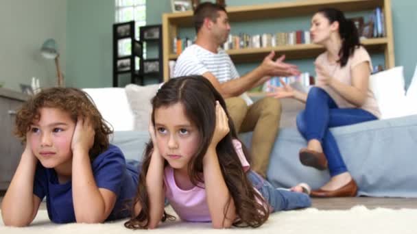 Pareja discutiendo delante de los niños — Vídeos de Stock