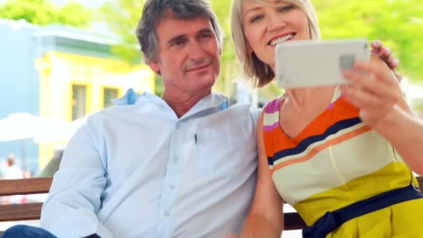Sonriente pareja tomando selfie — Vídeo de stock
