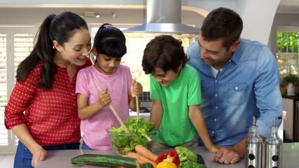 Família bonito preparando uma salada — Vídeo de Stock