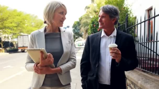 Les gens d'affaires avec tablette et café — Video