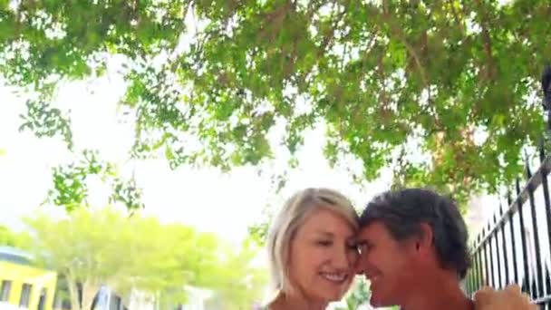 Couple souriant étreignant — Video